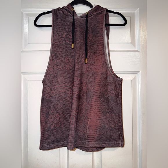 Varley Open Back Sports Hoodie Burgundy Snakeprint XS - Picture 2 of 4